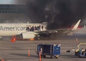 ABD’de bir yolcu uçağı havalimanında aniden alev aldı