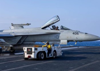 Savaş uçağı FA-18E Super Hornet, gemiden denize düştü