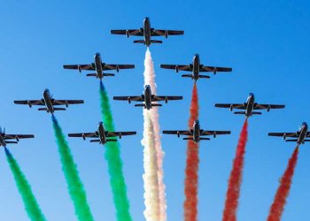 Gösteri uçuşunda 3 jet havada çarpıştı!