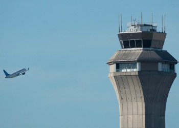 Hava trafik kontrolörlerinin “travma” izni uçuşları aksattı