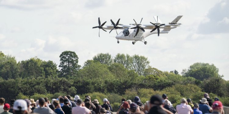 Hava taksi VX4, iki havalimanı arasında tarihi uçuş yaptı