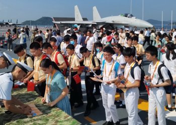 Çin’in yerli uçak gemisi Hong Kong’da