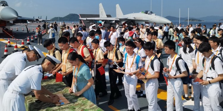 Çin’in yerli uçak gemisi Hong Kong’da