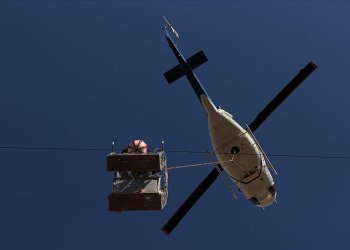 Helikoptere bağlı sepette saatlerce kesintisiz enerji mesaisi