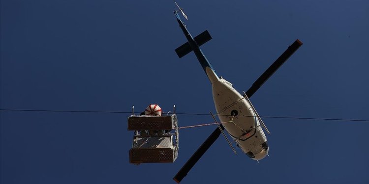 Helikoptere bağlı sepette saatlerce kesintisiz enerji mesaisi