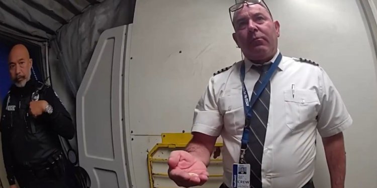 Polis, yolcuların önünde pilotu alkollü iddiasıyla indirdi