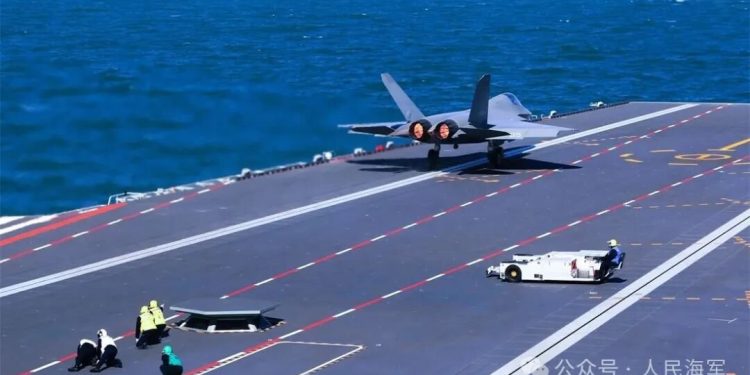 Çin’in CATOBAR gemisi Fujian’da üç uçak tipi denendi