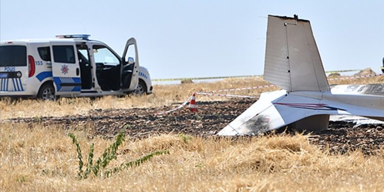 Eğitim uçağı düştü, öğrenci pilot hayatını kaybetti