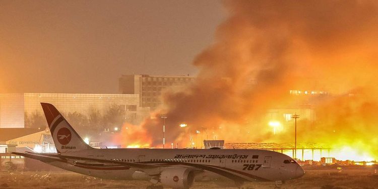 Havalimanındaki yangın uçuşları durdurdu