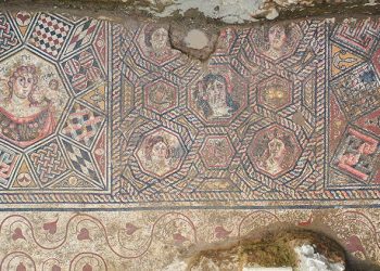 İznik’te 3. yüzyıla ait taban mozaiği gün yüzüne çıkarılıyor