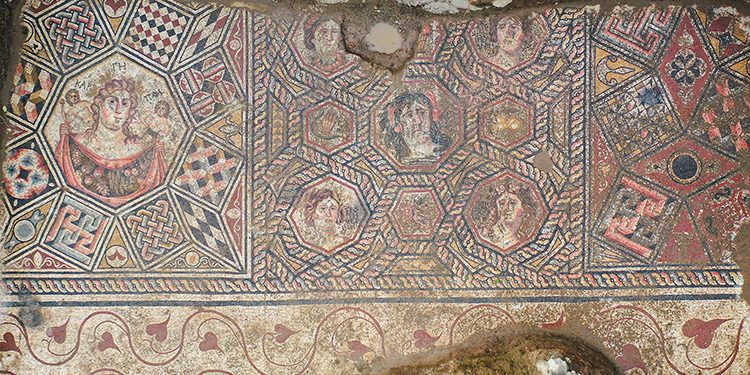 İznik’te 3. yüzyıla ait taban mozaiği gün yüzüne çıkarılıyor