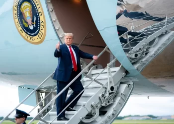 Trump ‘Air Force One’ı bekliyor: Takvim 2028’i gösteriyor