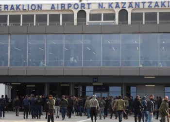 Yunanistan’da çiftçiler havalimanı pistine girdi, uçuşlar durdu