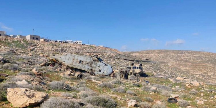 İsrail’e ait Black Hawk, havadan taşınırken düştü