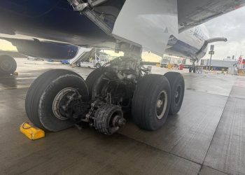 British Airways uçağının kalkışta tekerleği koptu