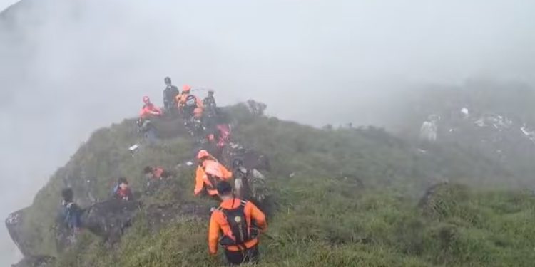 Endonezya’da kaybolan 11 kişilik uçaktan haber geldi