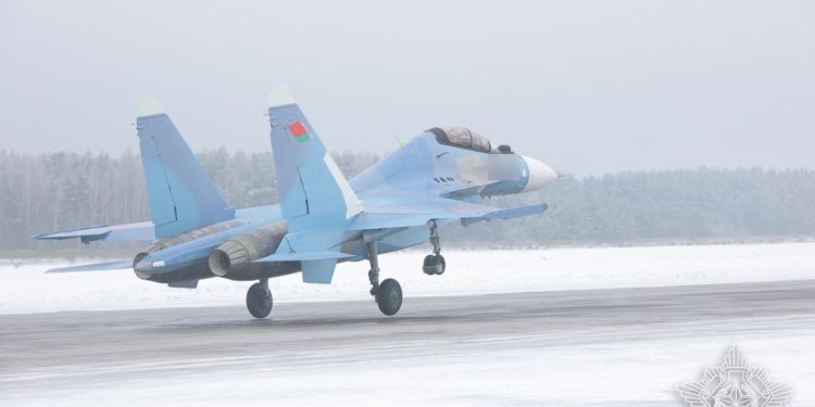Belarus, yeni Su-30M2 savaş uçaklarını teslim aldı