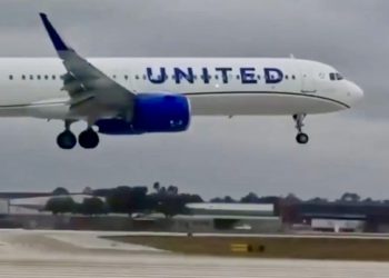 United uçağında sert iniş tekerleği kopardı