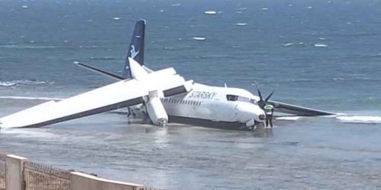 Somali’de yolcu uçağı sahile düştü!