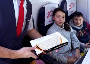Uçakta lahmacuna yoğun ilgi!