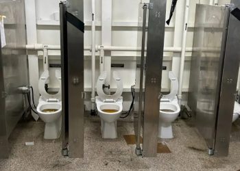 ABD’nin uçak gemisinde tuvalet krizi büyüyor!