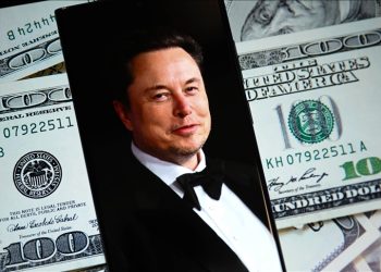 Elon Musk, 800 milyar dolar eşiğini aşan ilk kişi oldu