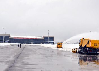 Yüksekova’da kar ve sis uçuşları vurdu: Seferler iptal